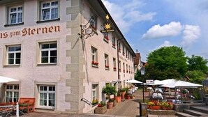 Un bâtiment sur lequel on peut lire l’inscription « Gasthaus zum Sternen ».