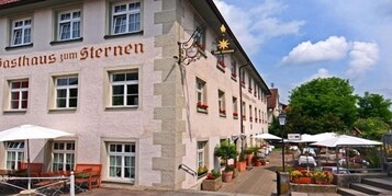Un edificio con un letrero que dice "Gasthaus zum Sternen".
