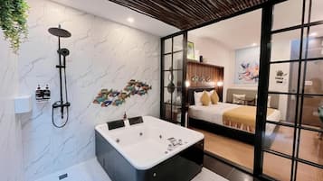 Executive Jacuzzi Room | Bathroom | Separate tub and shower, jetted tub, rainfall showerhead