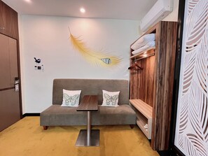 Suite Room Kuta Hideaway | Opholdsområde | Smart-tv, streamingtjenester