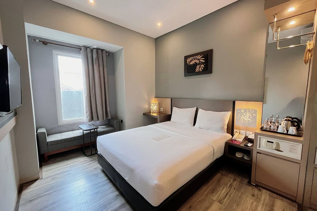 Deluxe Room | 1 bedroom, free minibar, in-room safe, desk