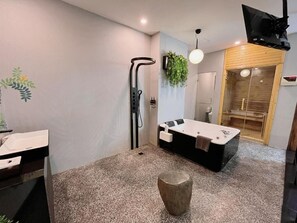 Suite Room Seminyak Harmony | 浴室 | 獨立浴缸和淋浴設備、按摩浴缸、淋浴花灑、免費盥洗用品