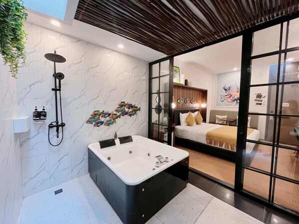 Executive Jacuzzi Room | Bathroom | Separate tub and shower, jetted tub, rainfall showerhead