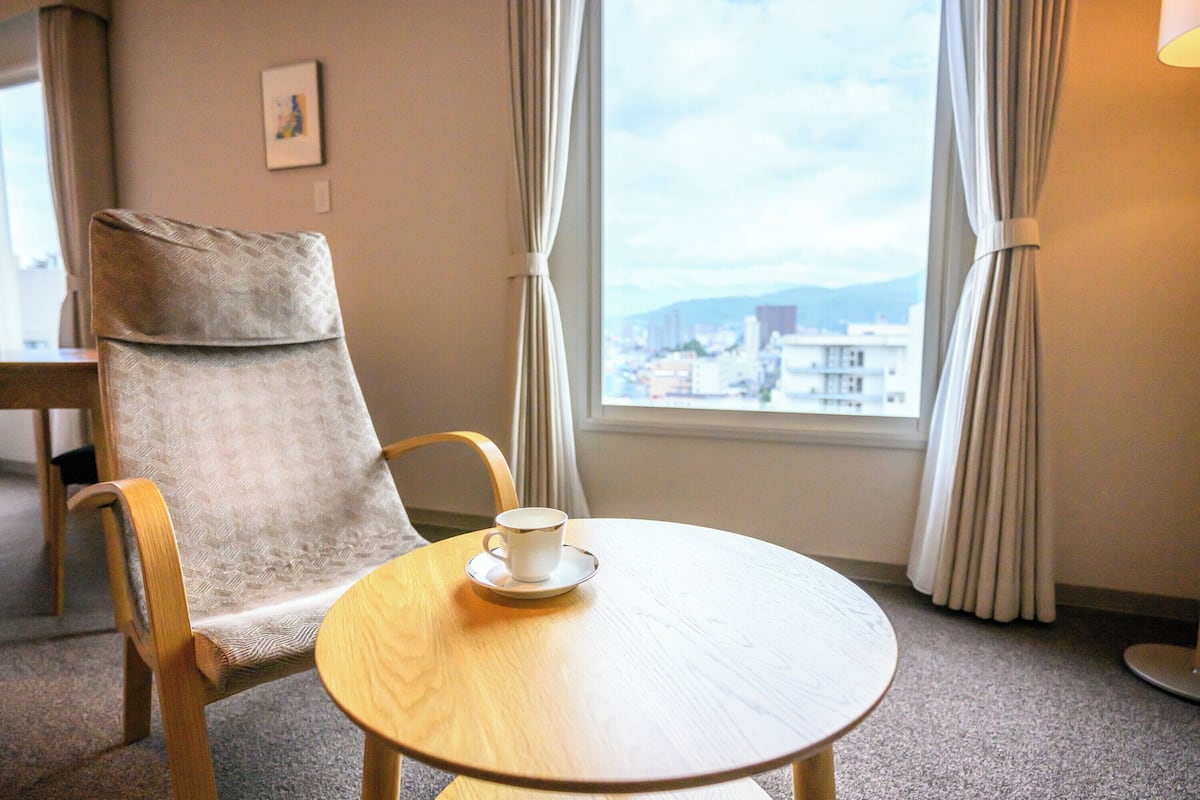 1 bedroom, down duvets, desk, soundproofing