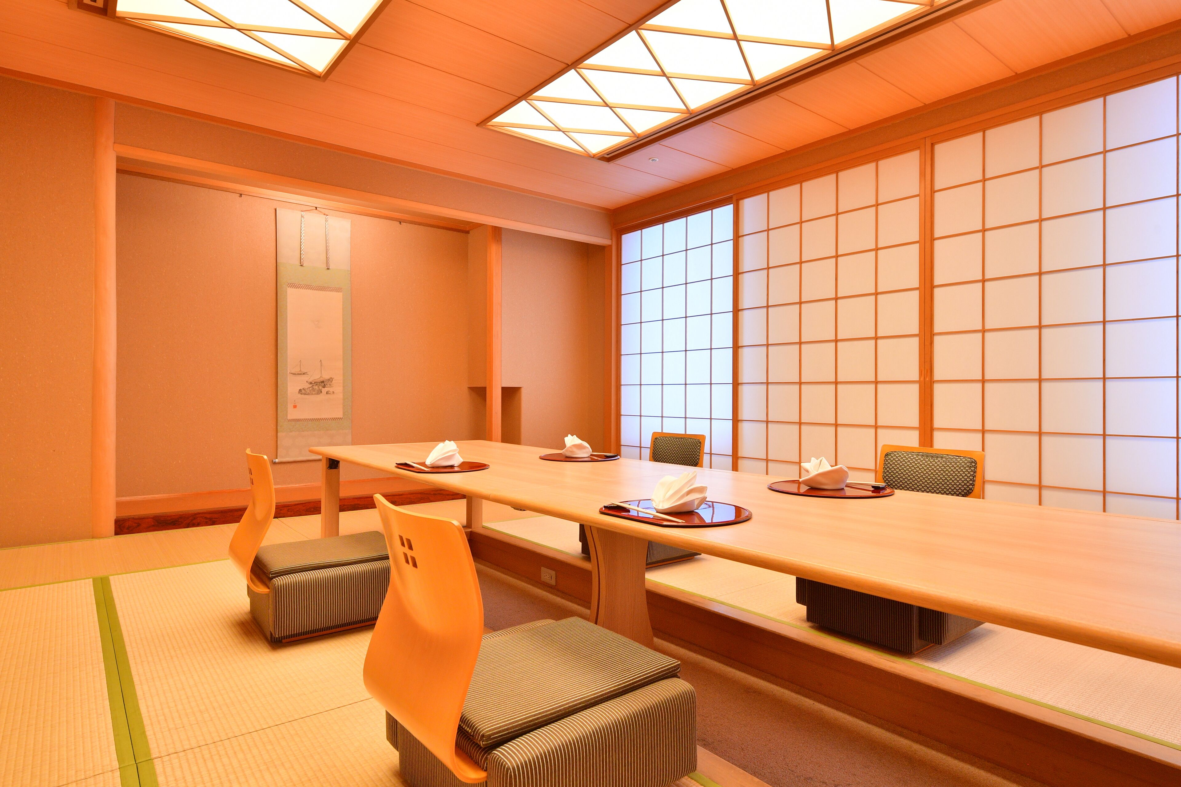 3 restaurants, breakfast, lunch, dinner served; french cuisine