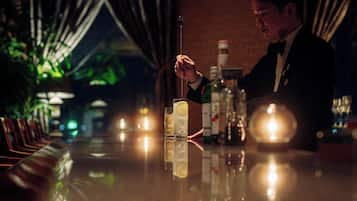 2 bars/lounges