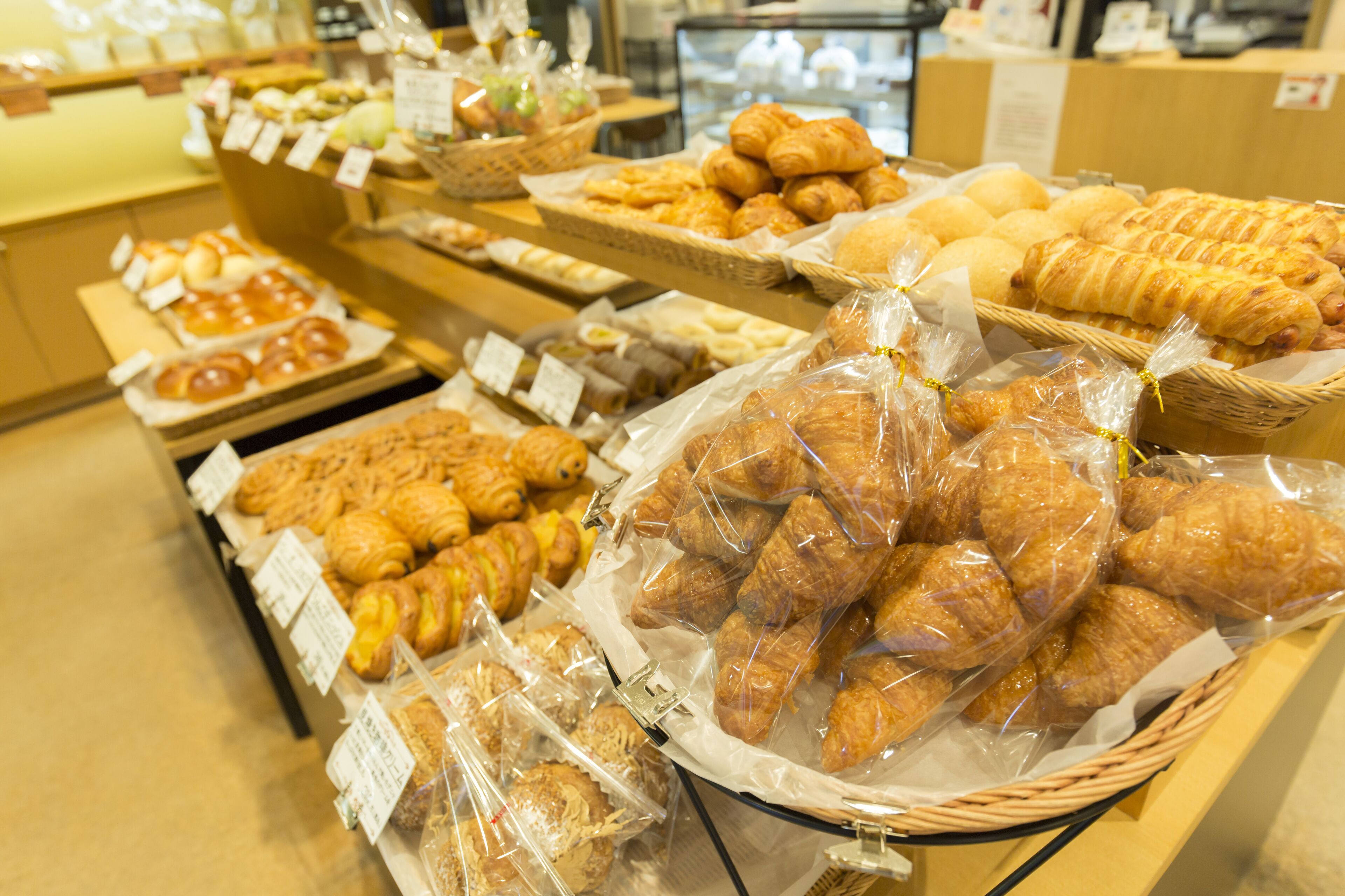 3 restaurants, breakfast, lunch, dinner served; french cuisine