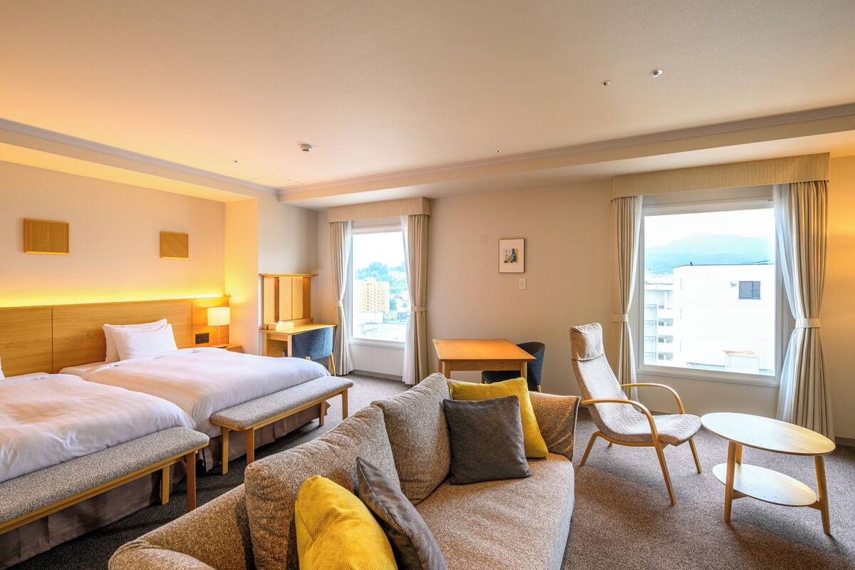 1 bedroom, down duvets, desk, soundproofing