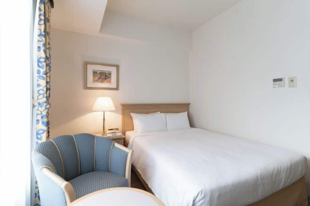 1 bedroom, down comforters, desk, soundproofing