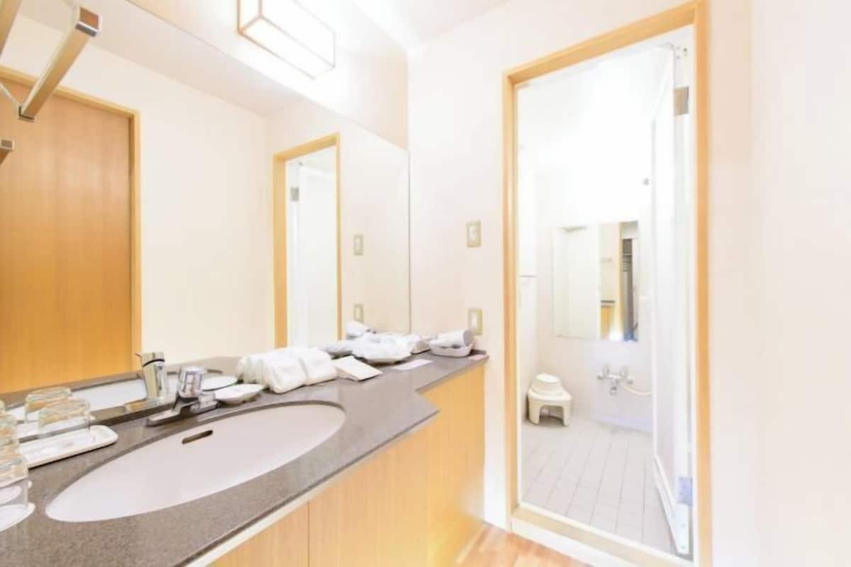 Bathroom | Combined shower/tub, deep soaking tub, rainfall showerhead