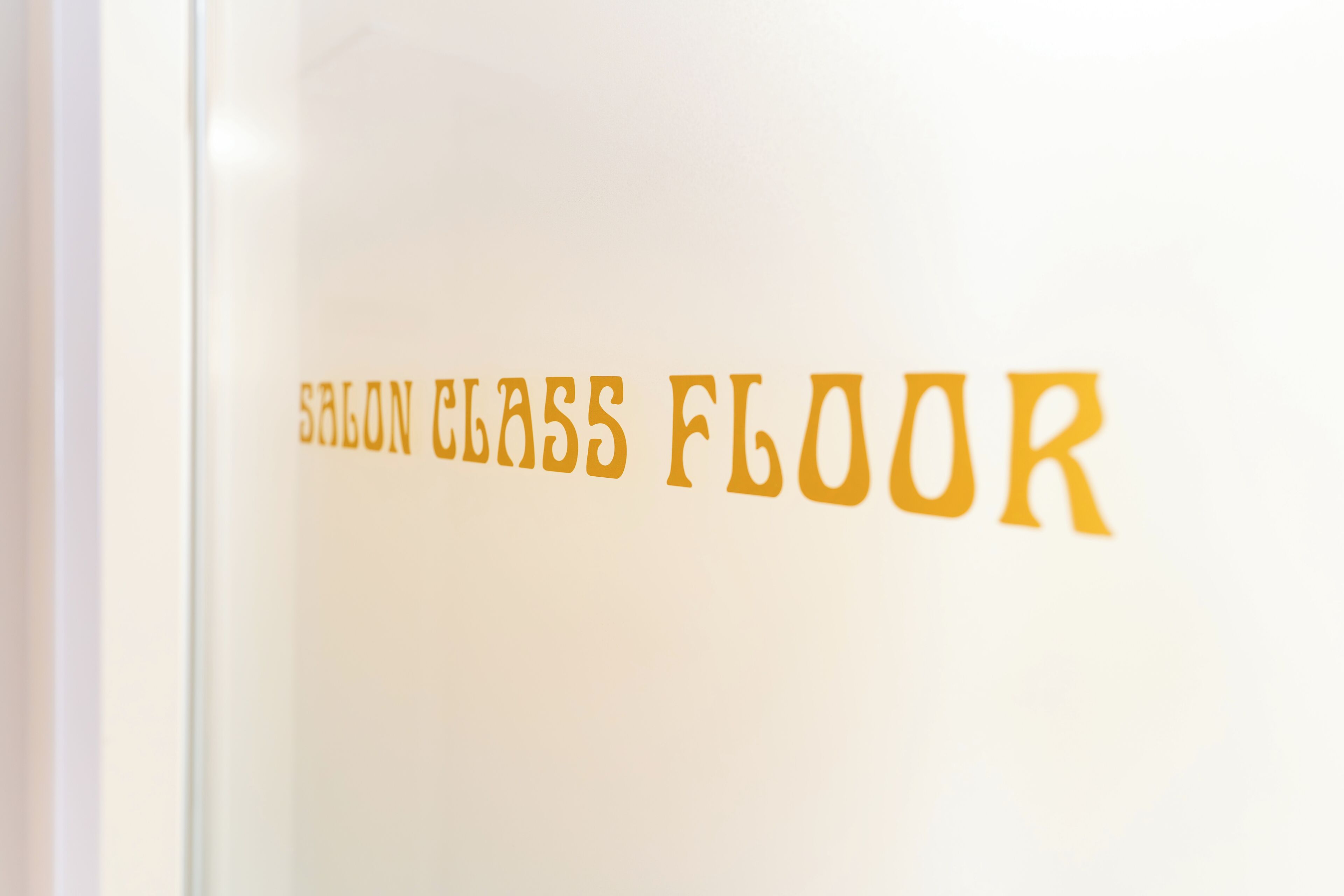 A sign with the text "SALON CLASS FLOOR".