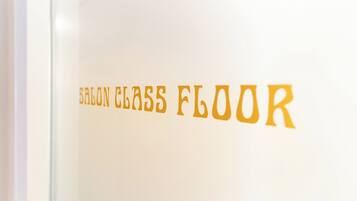 A sign with the text "SALON CLASS FLOOR".