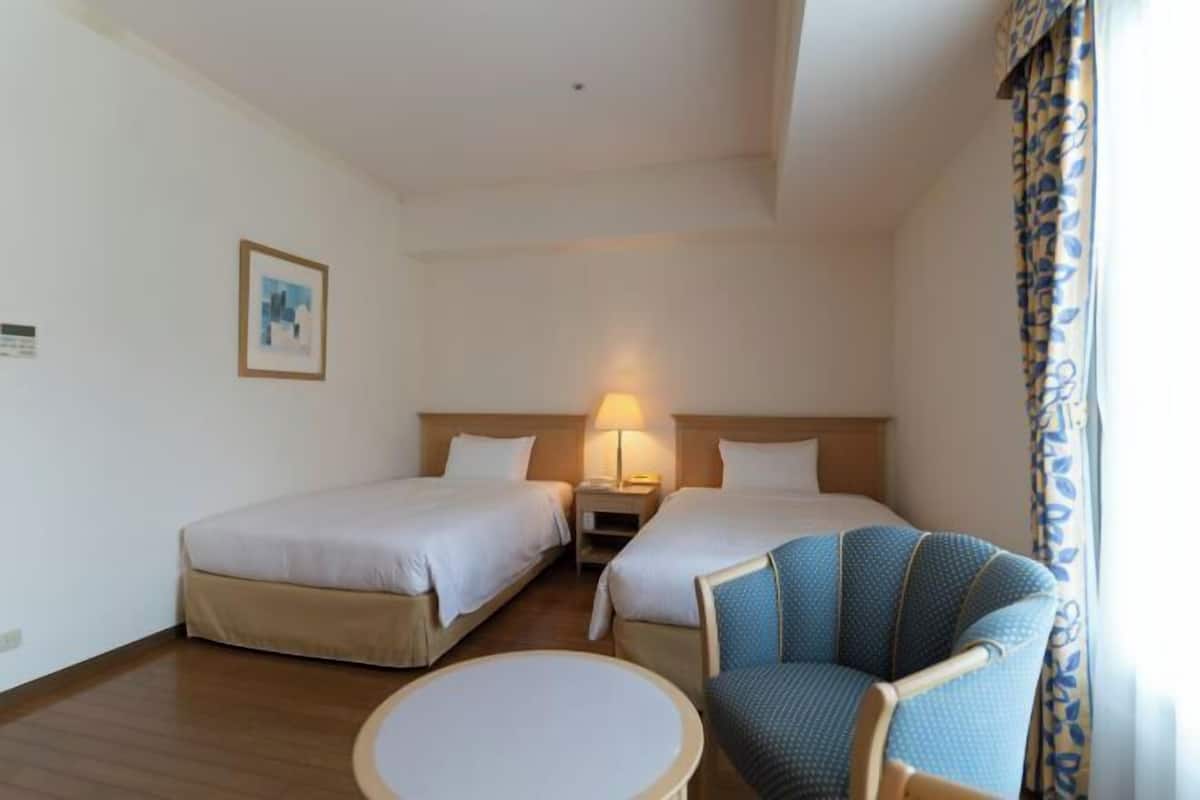 1 bedroom, down comforters, desk, soundproofing