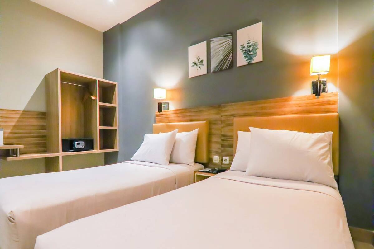 Deluxe-huone | Tallelokero huoneessa, silitysrauta/-lauta, ilmainen Wi-Fi