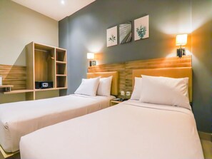 Deluxe Room | In-room safe, iron/ironing board, free WiFi, bed sheets - U Stay Hotel Mangga Besar (Jakarta)