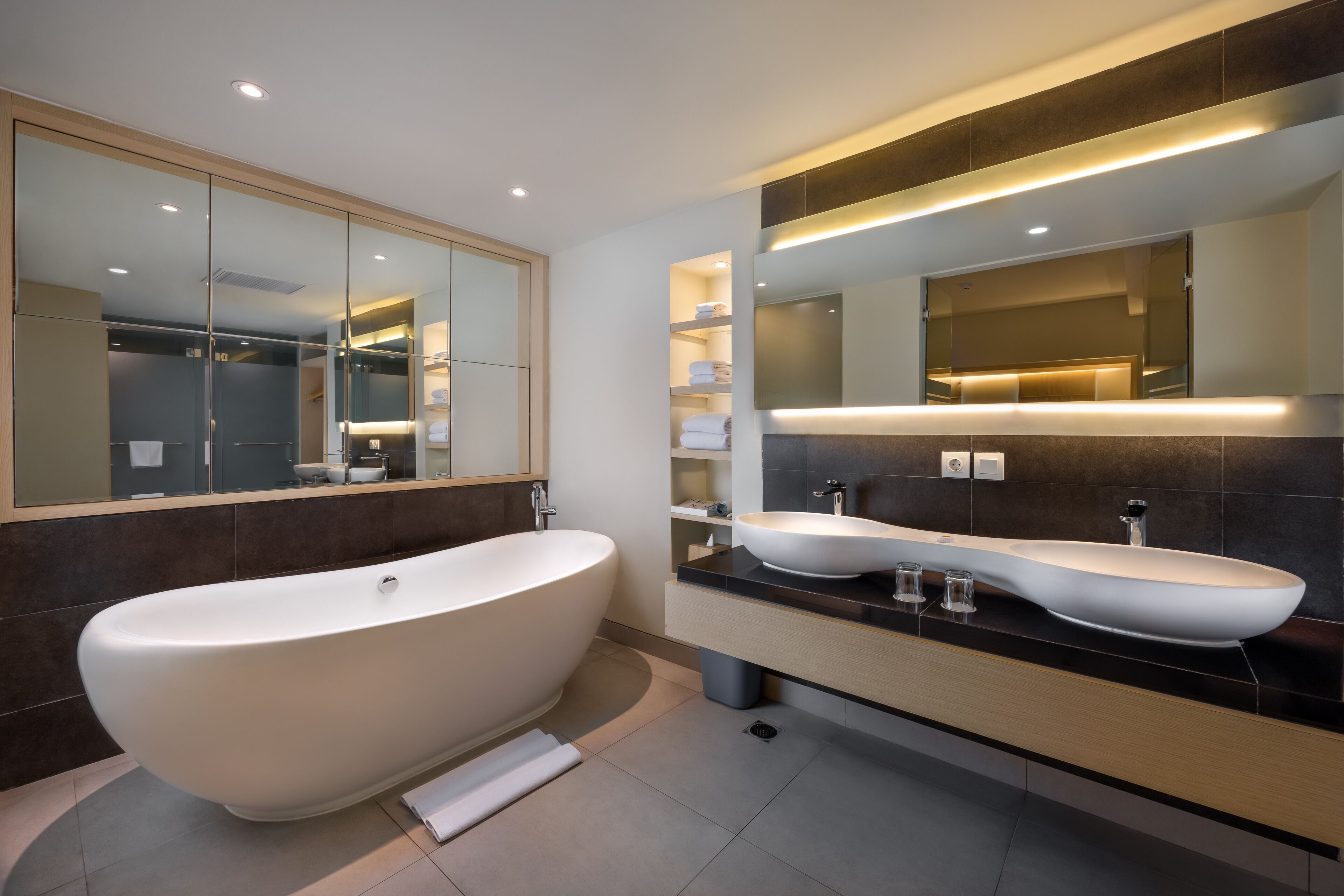junior suite | bathroom | shower, free toiletries, hair dryer, slippers
