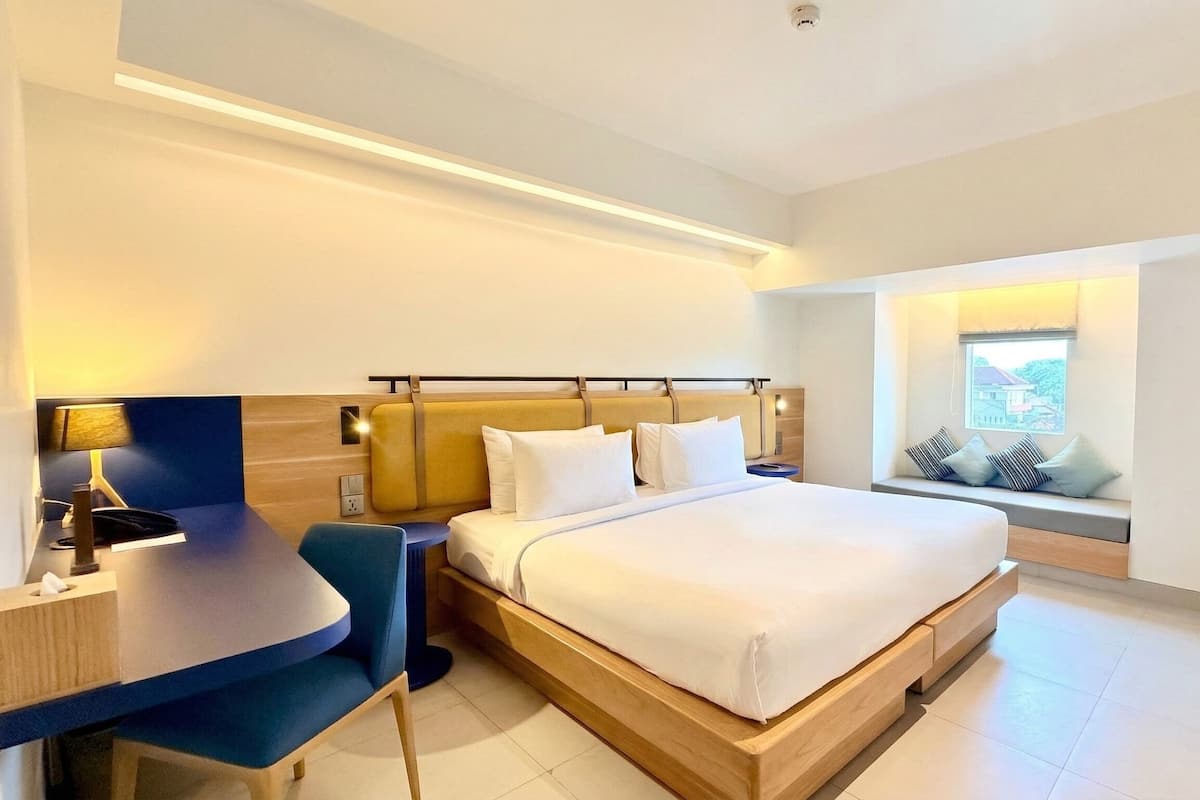 Newly Renovated Deluxe | Minibar, in-room safe, desk, iron/ironing board (on request)