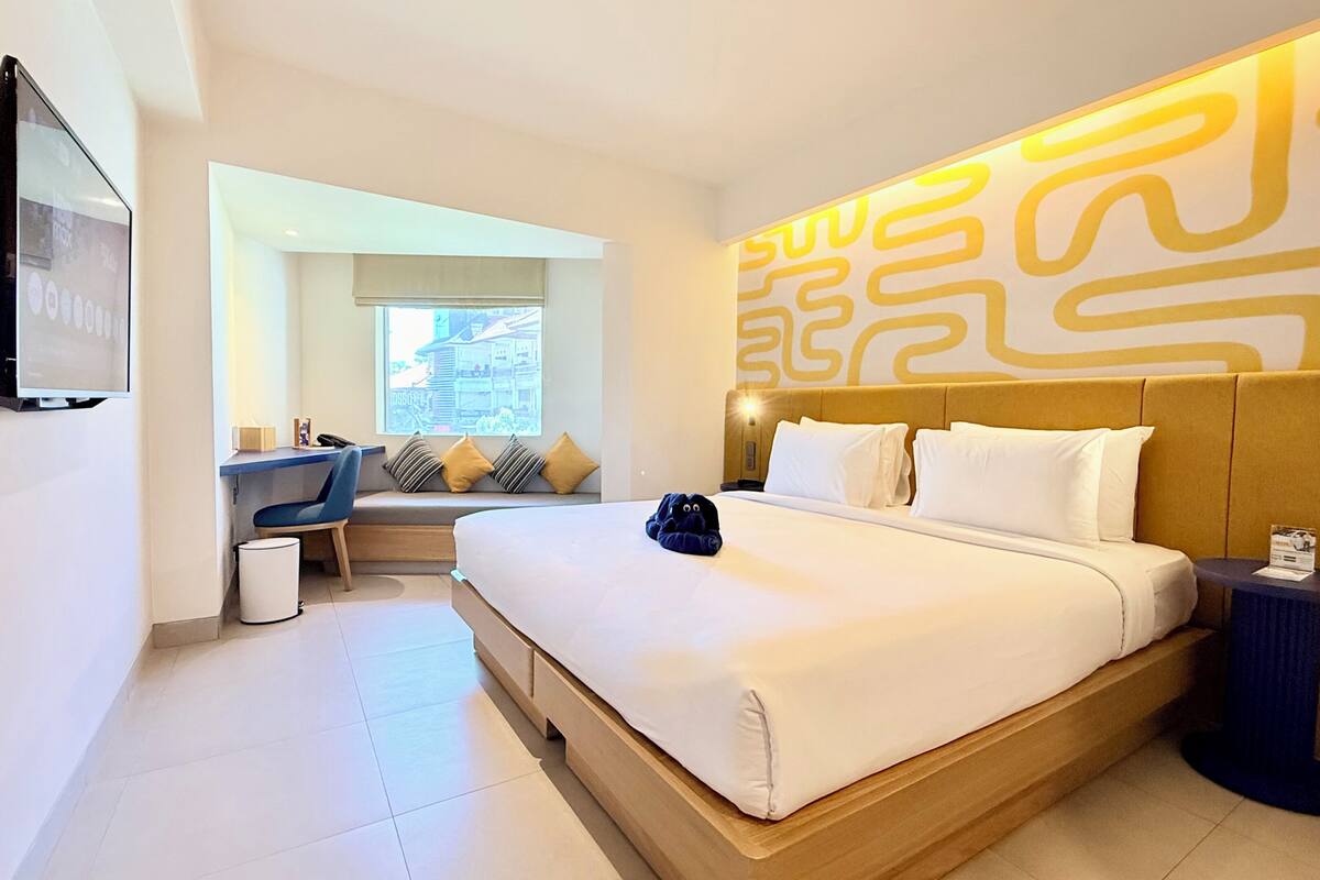 Deluxe Premiere | Minibar, in-room safe, desk, iron/ironing board (on request)