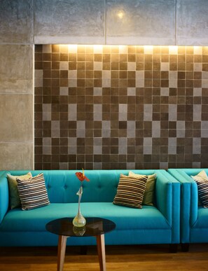 Lobby sitting area - Sevn Legian (Legian)