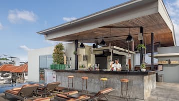 Bar en bord de piscine