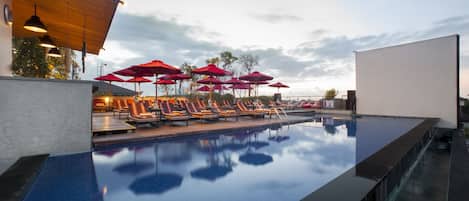 Piscine extérieure, parasols de plage, chaises longues
