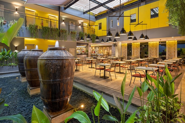 Melayani sarapan, makan siang, dan makan malam