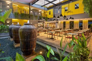 Breakfast, lunch and dinner served