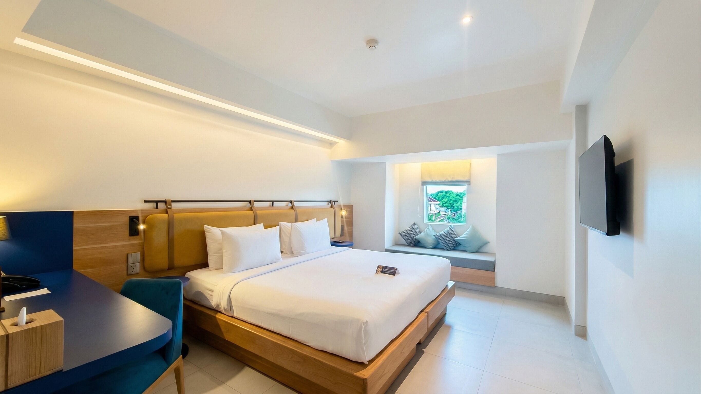 Deluxe-huone (Newly Renovated) | Minibaari, tallelokero huoneessa, työpöytä, ilmainen Wi-Fi