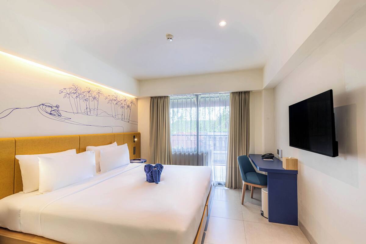 Deluxe Room, Balcony | Minibar, in-room safe, desk, iron/ironing board (on request)
