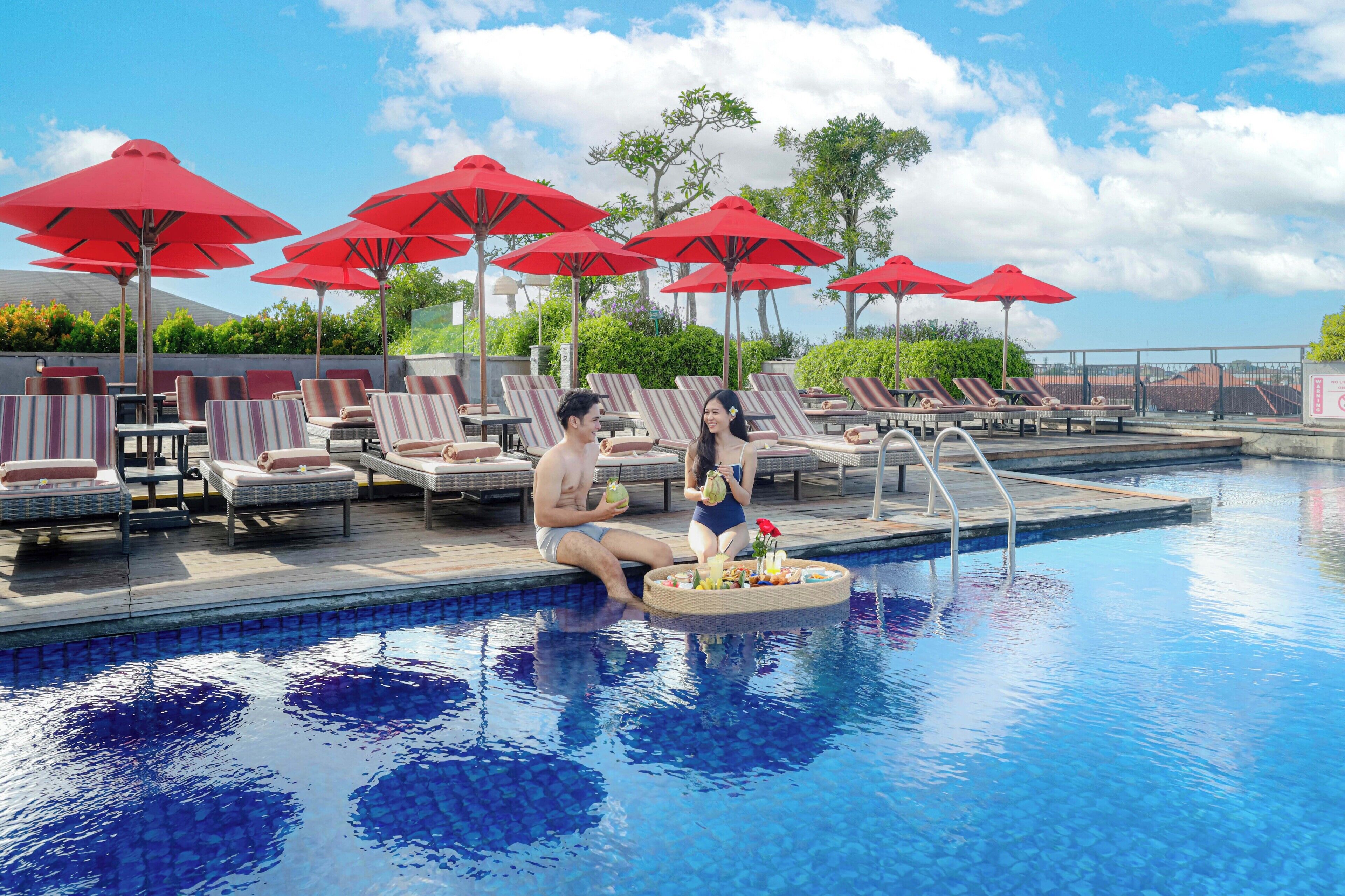 Kolam renang outdoor, dengan payung kolam renang dan kursi berjemur