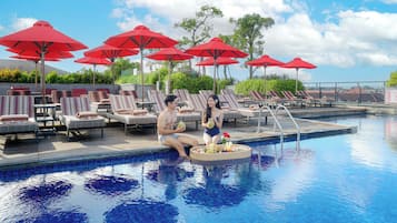 Kolam renang outdoor, dengan payung kolam renang dan kursi berjemur