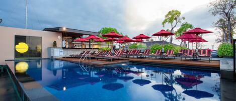 Piscina a l'aire lliure, para-sols i gandules
