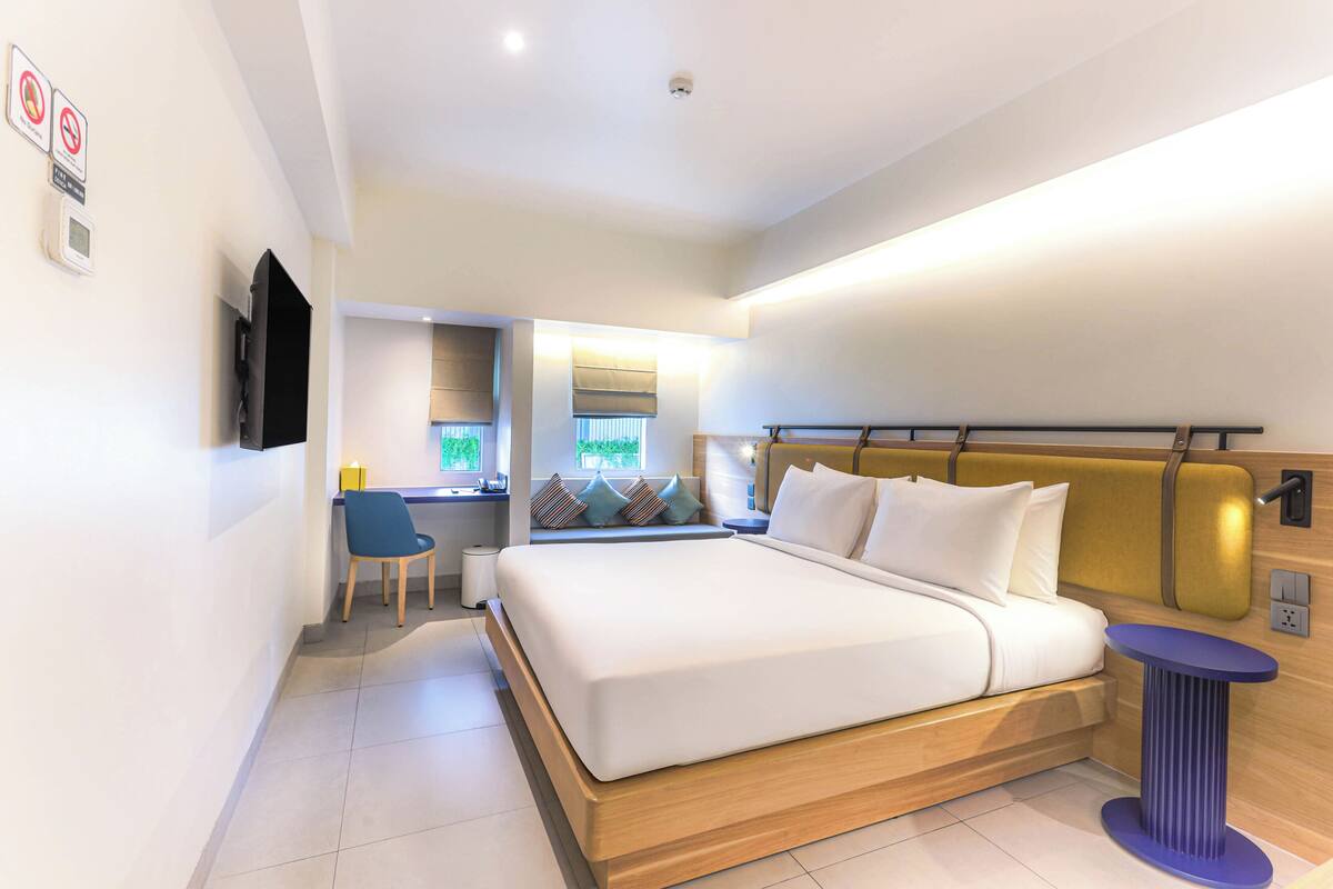 Newly Renovated Superior Queen | Minibar, in-room safe, desk, iron/ironing board (on request)