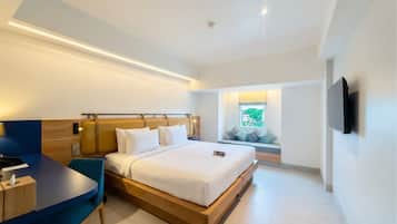 Quarto luxo (Newly Renovated) | Frigobar, cofres nos quartos, escrivaninha, Wi-Fi de cortesia