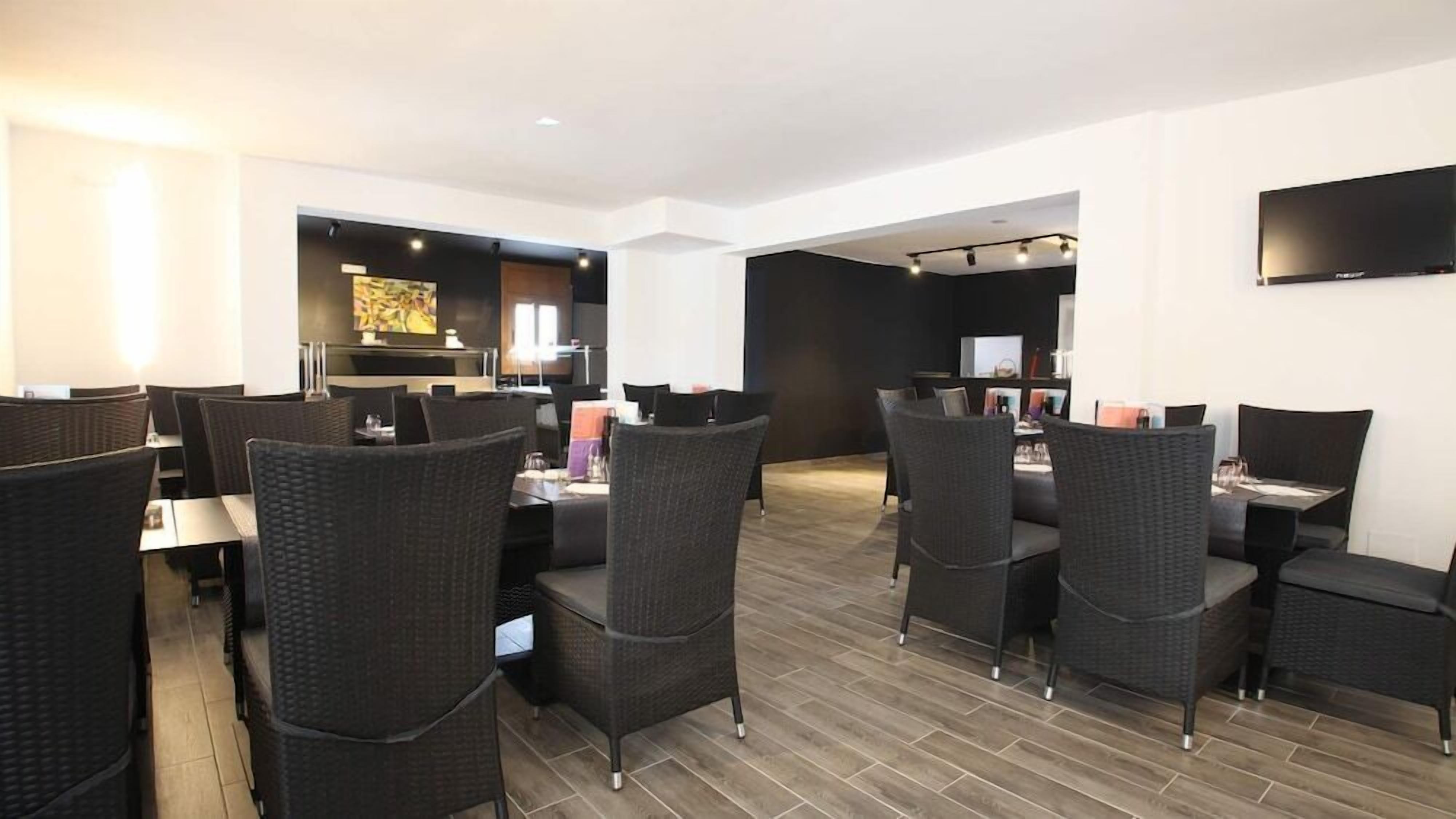 Petit déjeuner, déjeuner et dîner servis sur place