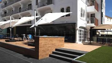 S'hi serveixen esmorzars, dinars i sopars