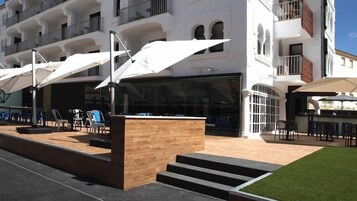 供应早餐、午餐和晚餐