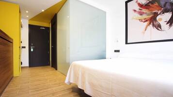 Minibar, caja fuerte, tabla de planchar con plancha y cunas