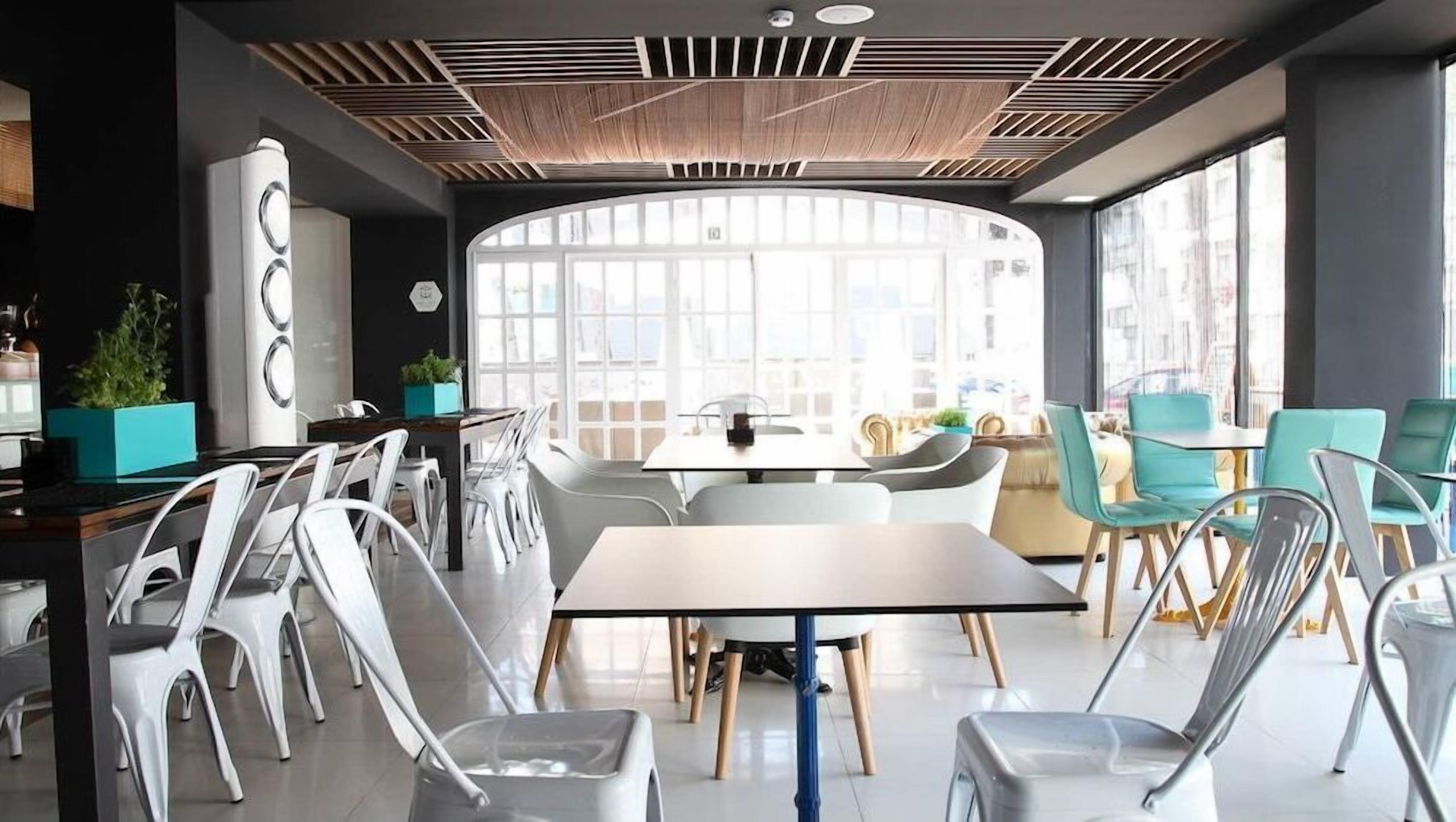 S'hi serveixen esmorzars, dinars i sopars 