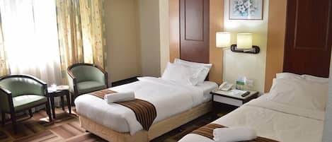 Chambre Deluxe avec lits jumeaux, 1 chambre | Coffre-fort, ameublement unique, bureau, systĂšme dâinsonorisation