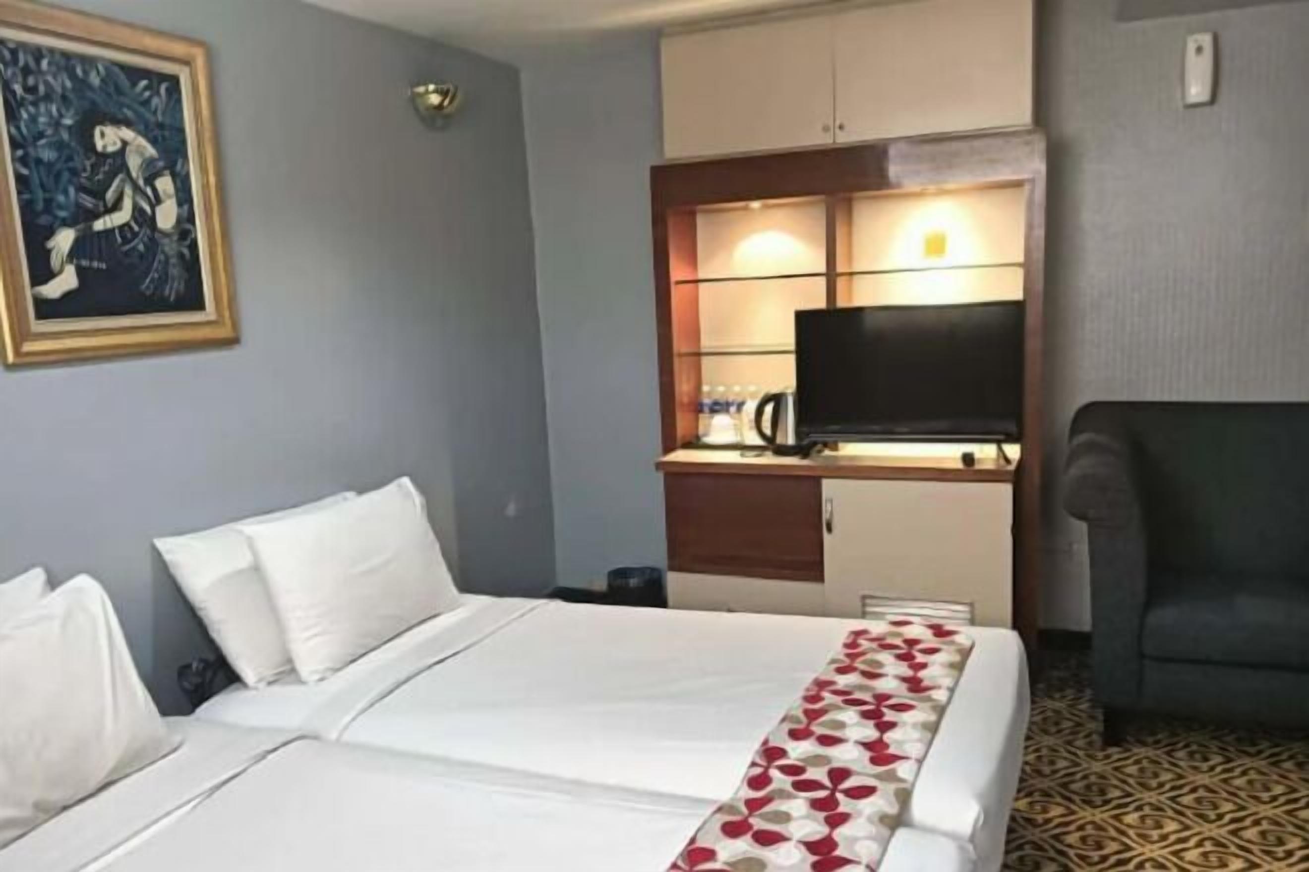 Brankas, dilengkapi dengan perabotan berbeda-beda, dan meja kerja