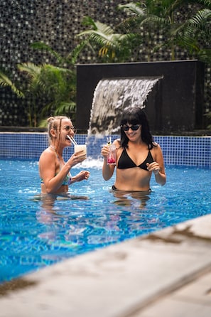 Piscina interna, piscina externa, espreguiçadeiras