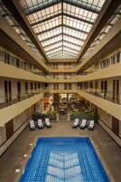 Piscina interna, piscina externa, espreguiçadeiras