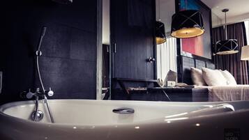 Suite Room (with Breakfast) | Kamar mandi | Shower, pengering rambut, dan handuk