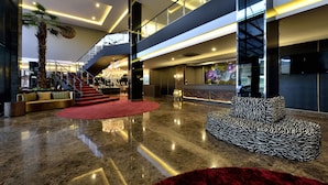 Lobby sitting area - Amaroossa Cosmo Jakarta (Jakarta)