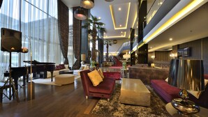 Lobby sitting area - Amaroossa Cosmo Jakarta (Jakarta)