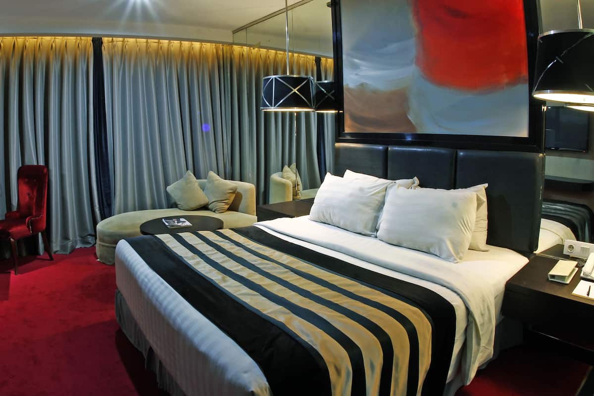 In-room safe, free WiFi, wheelchair access