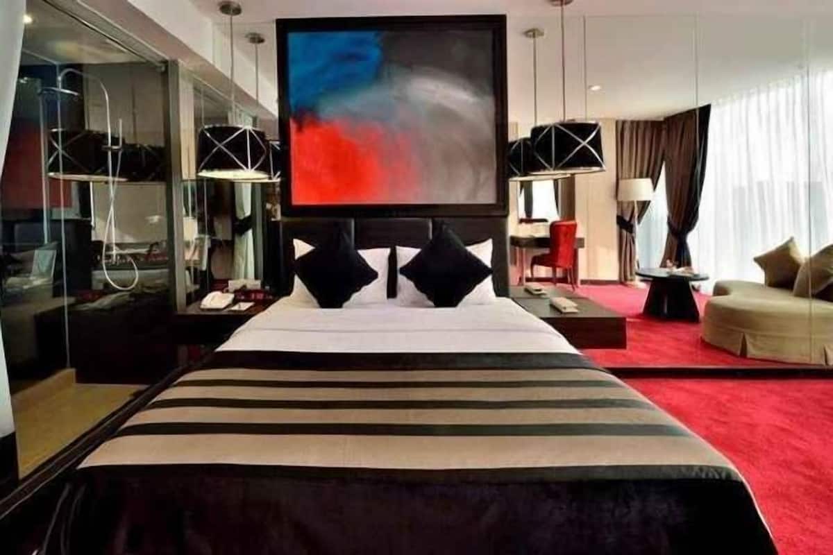 In-room safe, free WiFi, wheelchair access