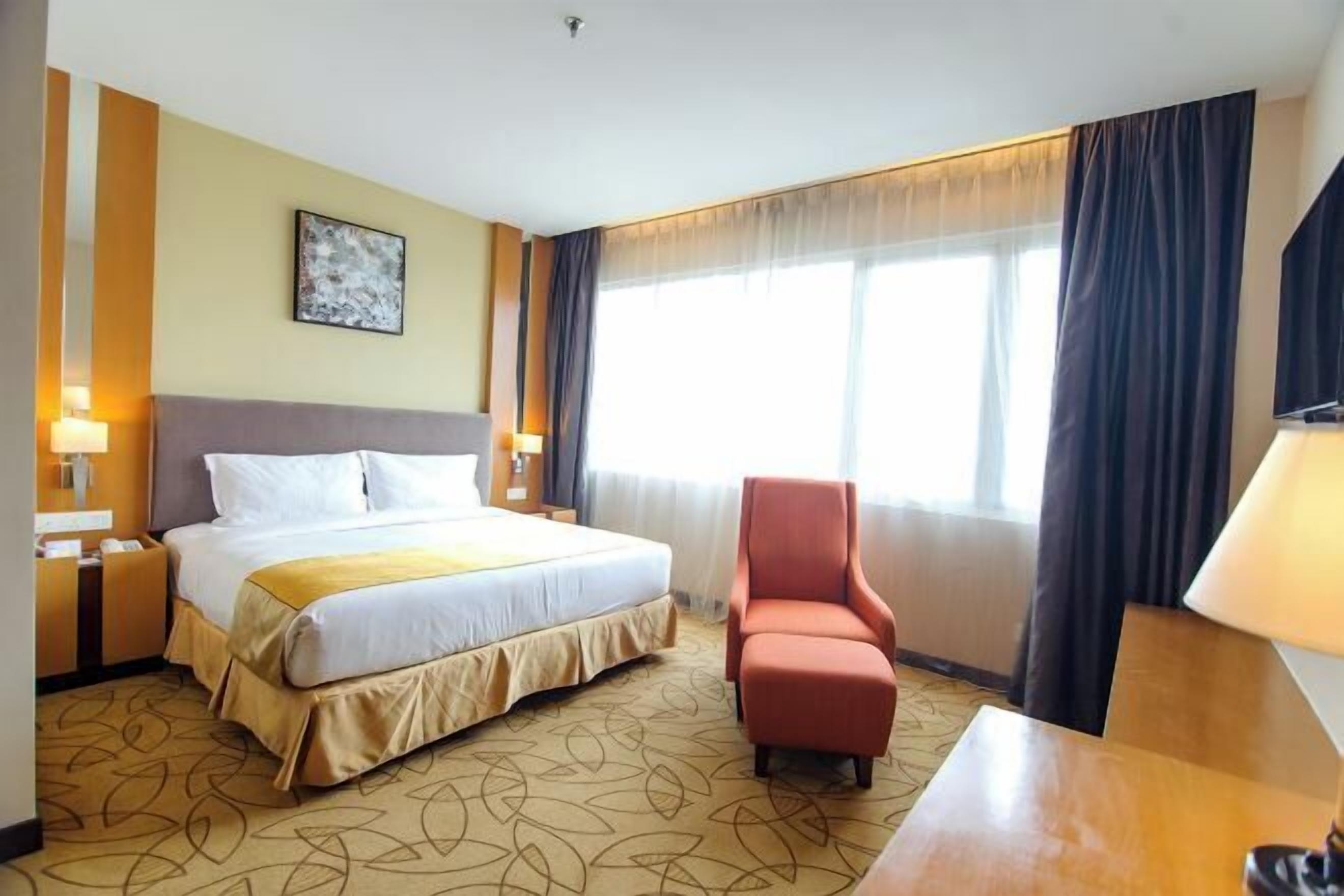 Minibar, in-room safe, free WiFi, bed sheets