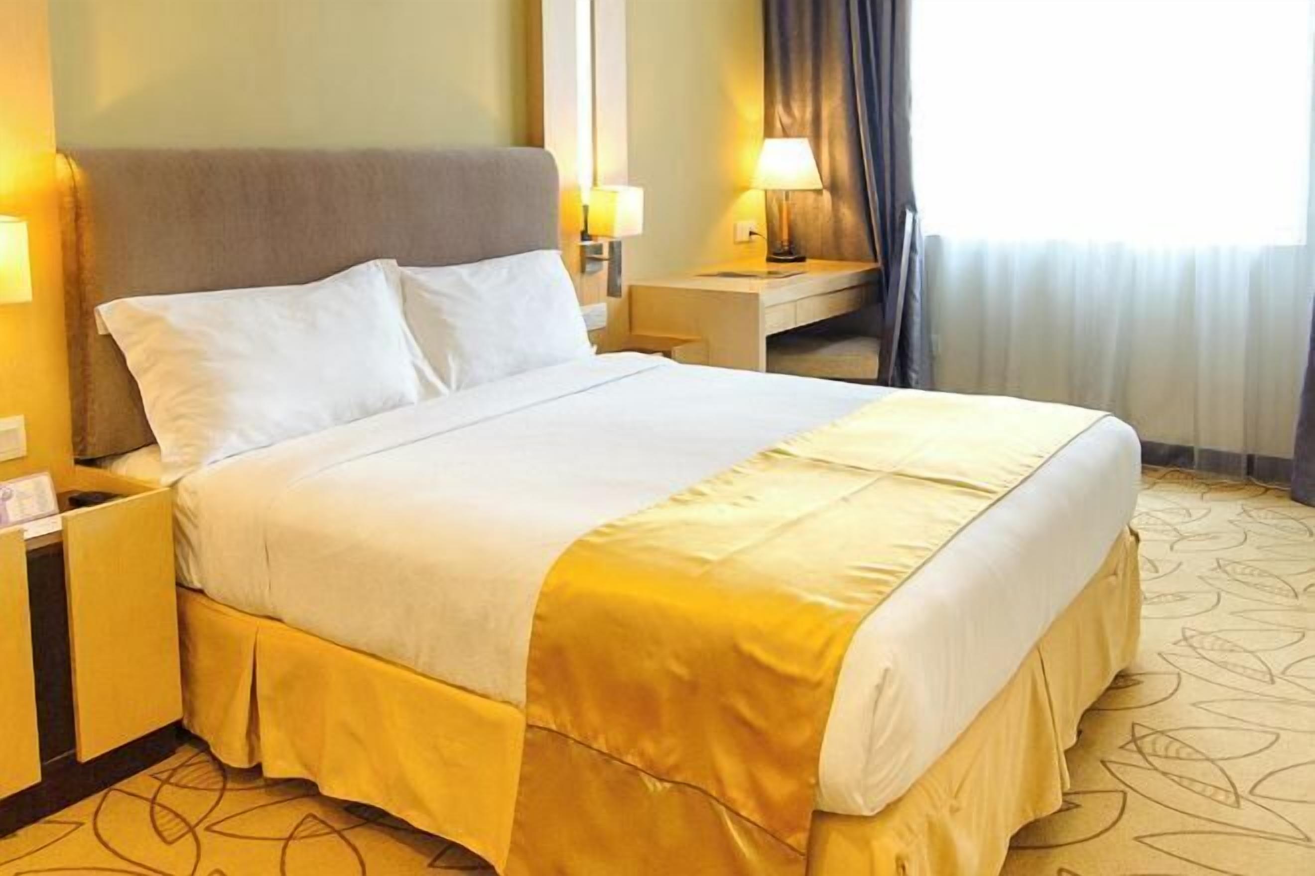 Minibar, in-room safe, free WiFi, bed sheets